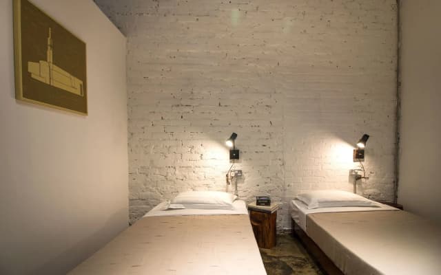 The Brownstone Hostel & Space - photo 5