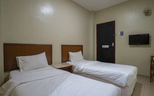 OYO 90576 Holiday Dive Inn - photo 3
