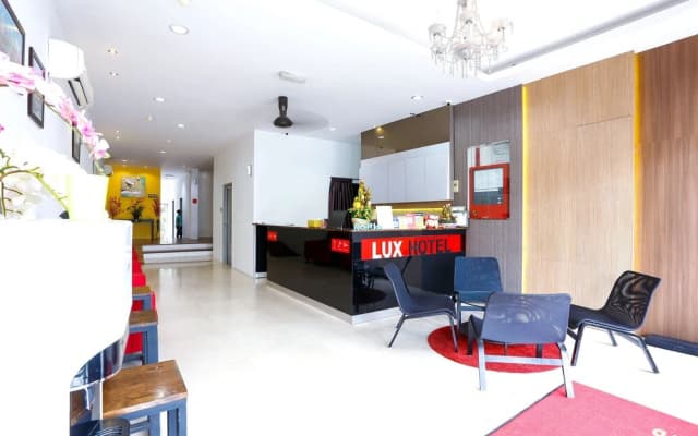 OYO 772 Lux Hotel - photo 2