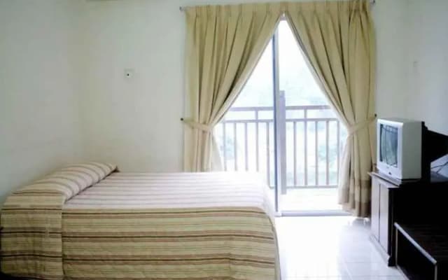 OYO 90301Suria Serv.Aptos@Bukit Merak Laketown Res - photo 3