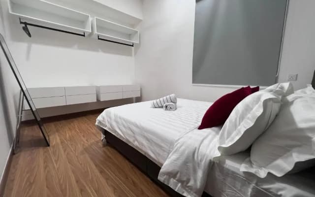 Contemporary & Stylish Suite#Georgetown#Sky Pool#2 BR, Living Room with Double Bed - photo 2
