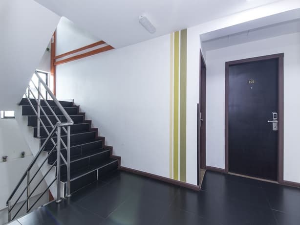 OYO 228 Basic Hotel - photo 2