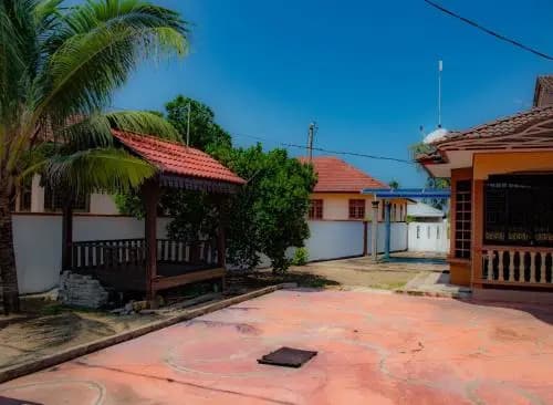 Beachland Guesthouse - photo 9