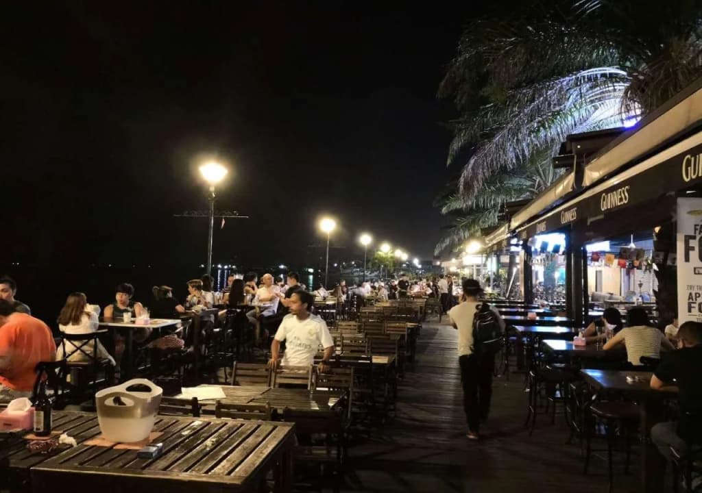 Homy Seafront Hostel - photo 16