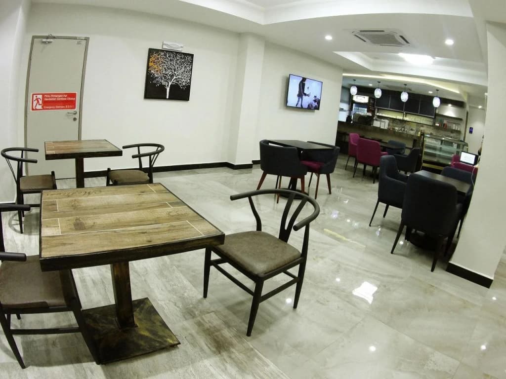 Meriton Inn Hotel - photo 11