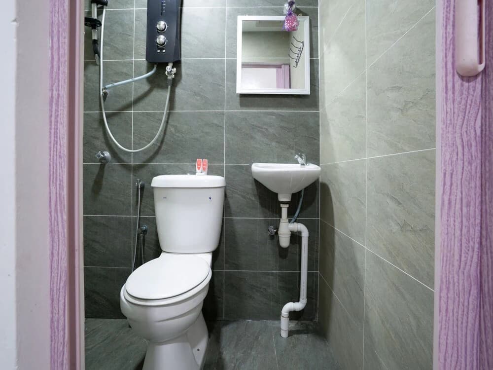 VRM Hotel by OYO Rooms - photo 7