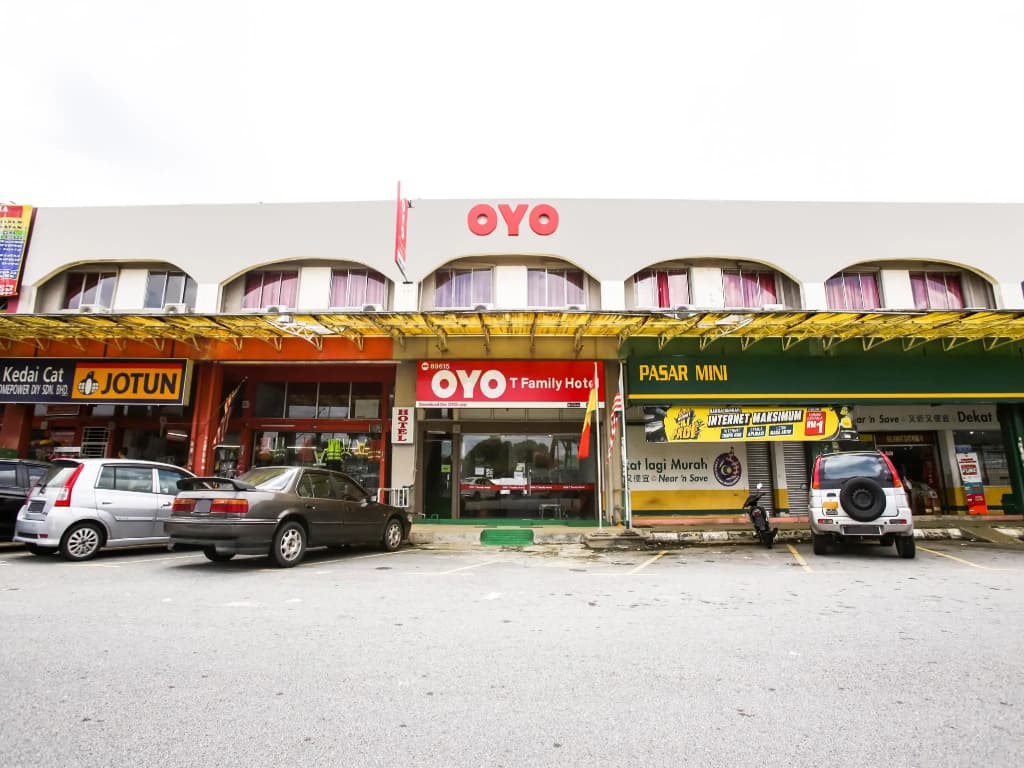 OYO 89615 T Family Hotel - main photo