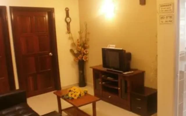 Jarzmin 3 Rooms Apartment - photo 2