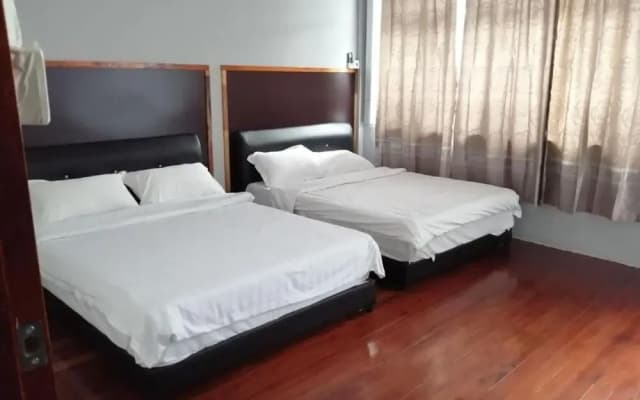 Comfortable Family Room for 4 People in Kuching With Ac - Amida Point Services - photo 2