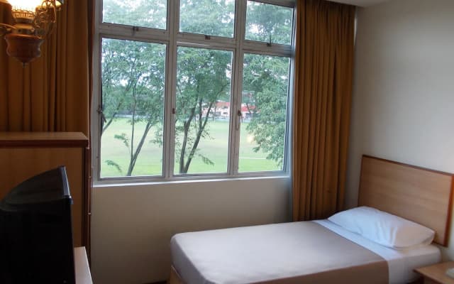 Hotel Sri Sutra - PJ Jalan 227 - photo 4