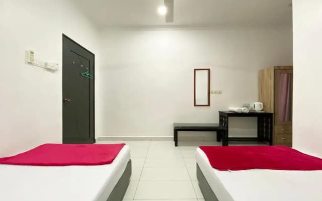 OYO 90230 Dh Residence - photo 3