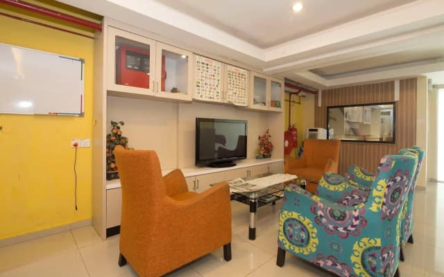 OYO 443 Crystal City Hotel - photo 3